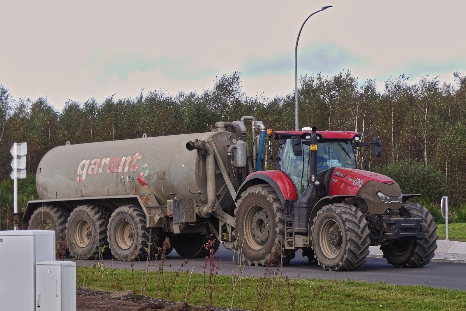 Case II 270 mit einem Güllefass von Garant, im Bild festgehalten. 10.2024