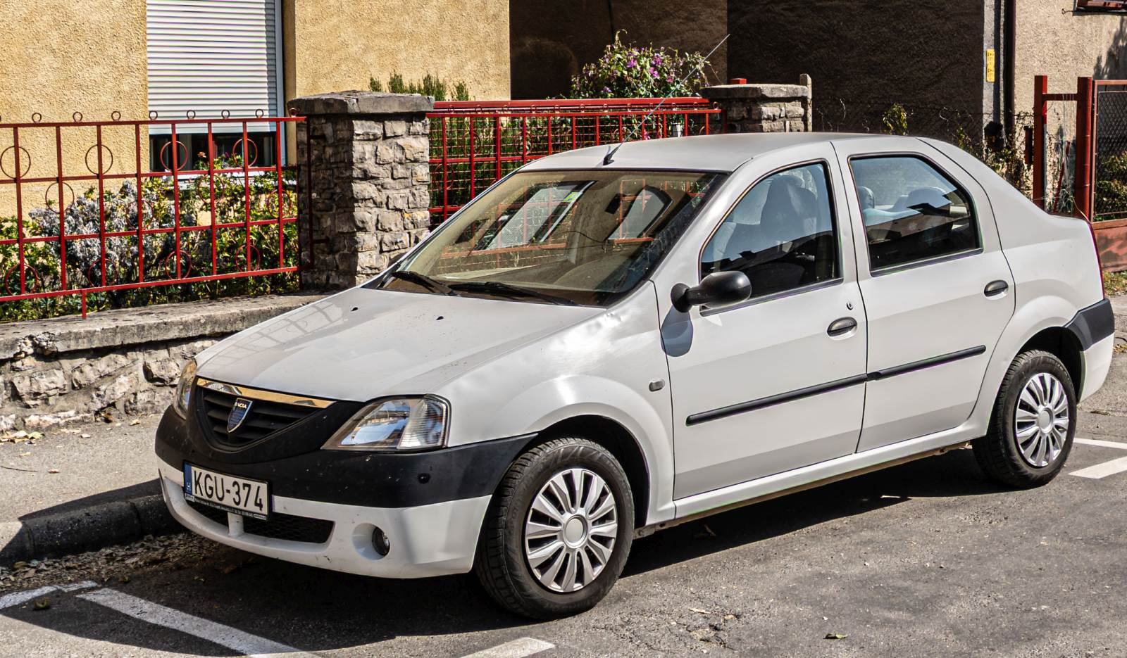 Dacia Logan Mk1, fotografiert in August, 2024.