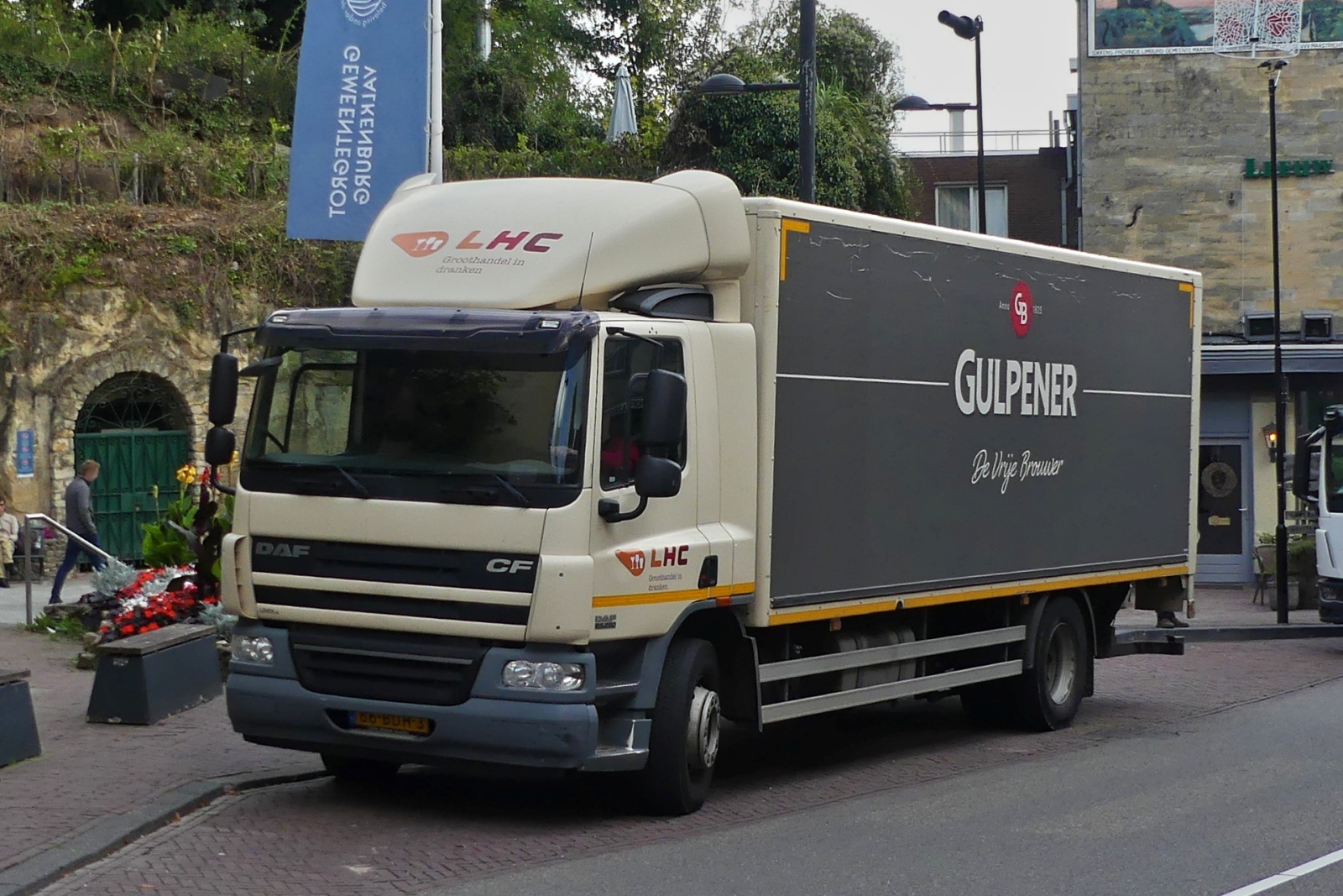 DAF CF von LHC, hält an einer Haltebucht in Valkenburg, um seine Kunden zu beliefern. 12.09.2024