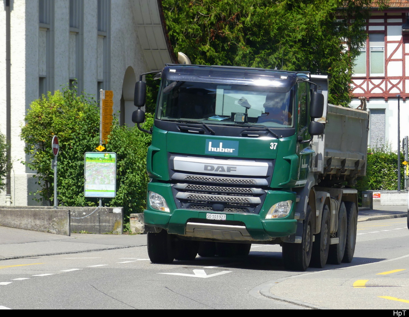 DAF Kipper unterwegs in der Stadt Aarau am 2024.08.16