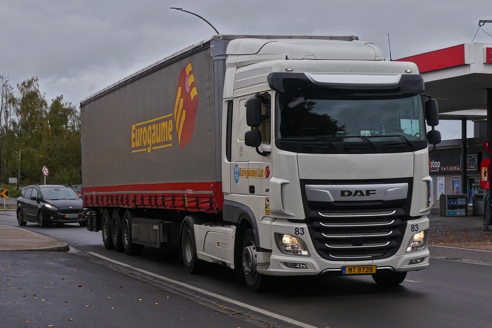 Daf XF, Sattelzug von EurogomeLux, aufgenommen nahe einer Tankstelle. 10.2024