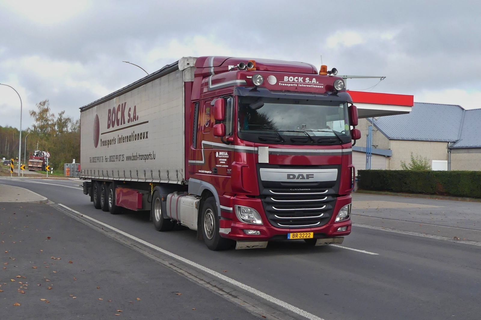 Daf XF, Sattelzug,von Bock S.A, aufgenommen nahe einer Tankstelle. 10.2024