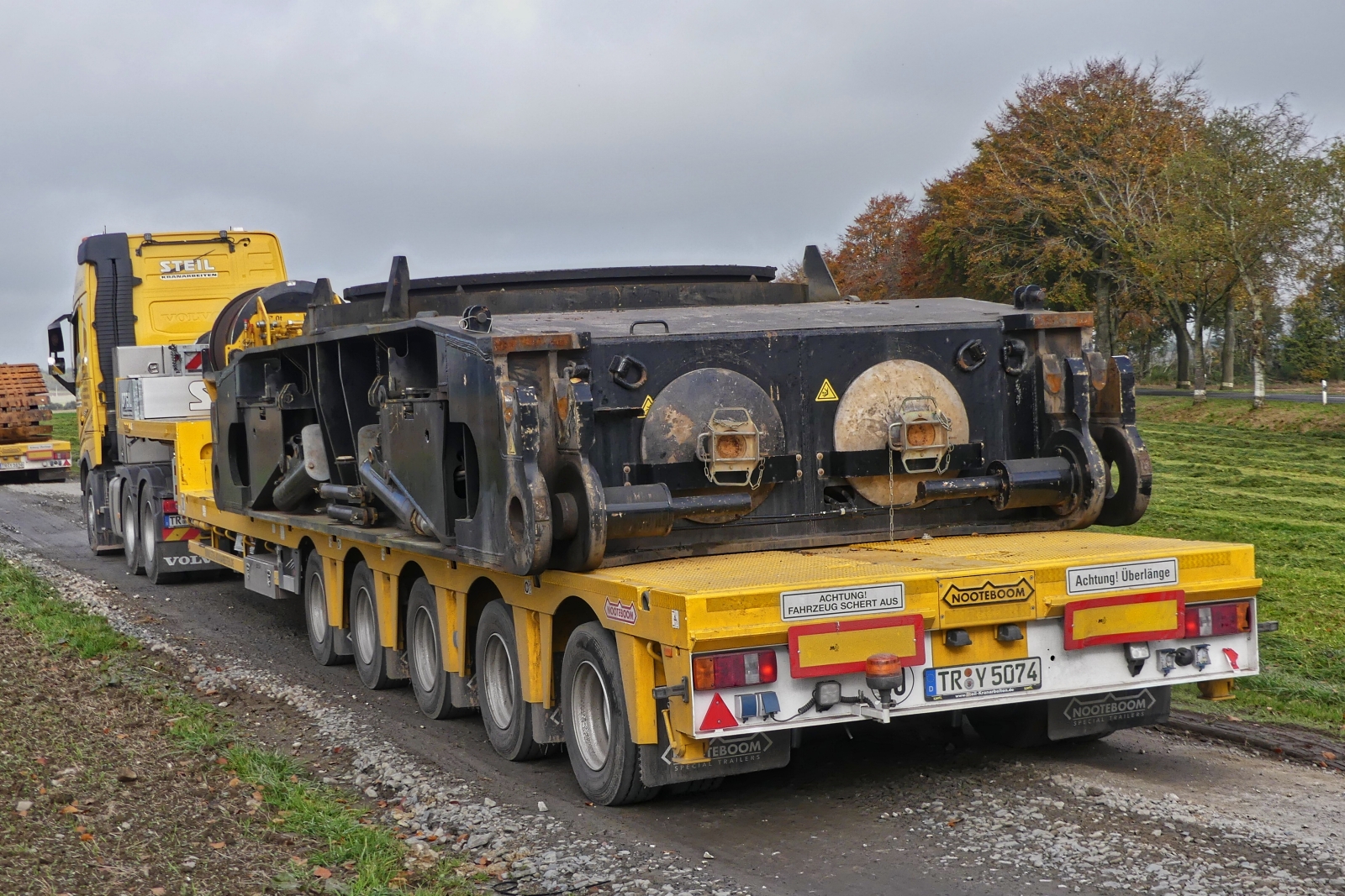 Das Mittelteil zwischen den Beiden Raupen-Antriebseinheit des Demag CC 380-1 Raupenkrans fllt die ganze Ladeflche eines Schwerlastanhngers aus. 25.10.2024