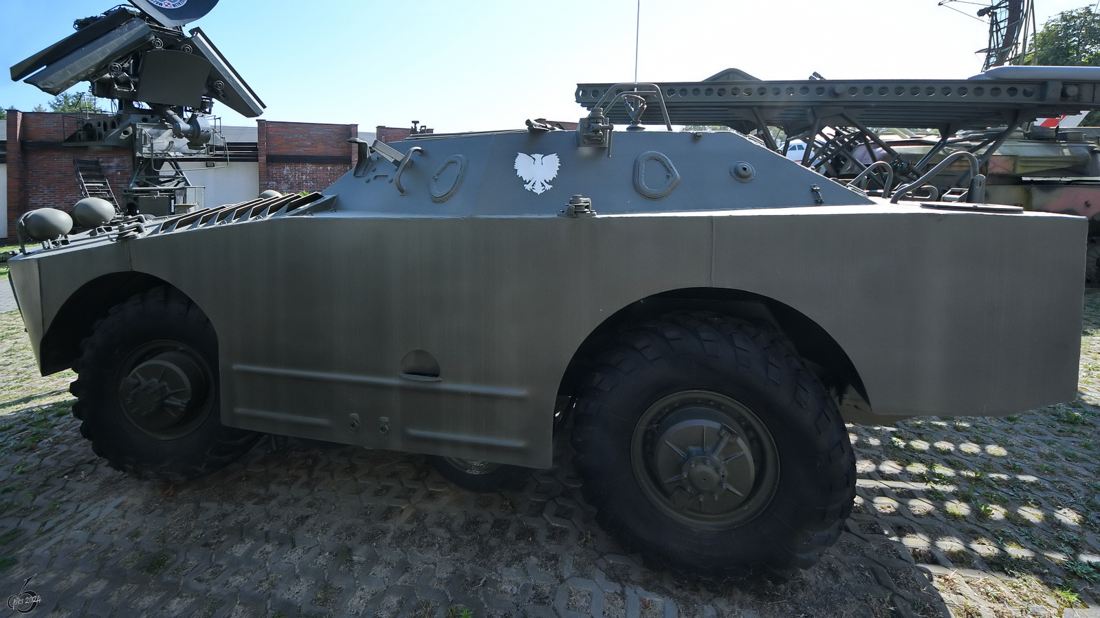 Der BRDM-1 wurde auf Basis des BTR-40 entwickelt und ist ein voll amphibischer Spähpanzer mit Allradantrieb. (Museum für Luftverteidigung Koszalin (Köslin), September 2024)