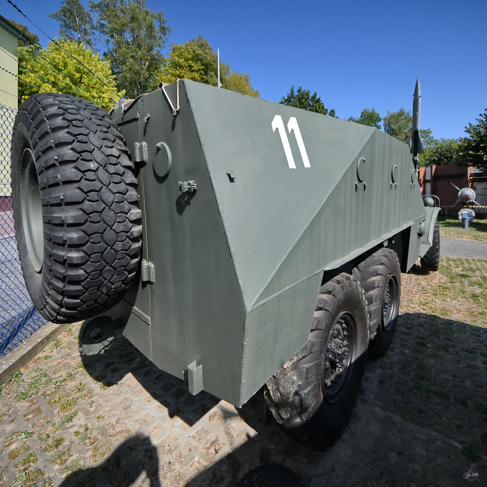 Der BTR-152 ist ein Schützenpanzerwagen sowjetischer Herkunft auf Basis des Fahrgestells des Lastwagens ZIS-151. (Museum für Luftverteidigung Koszalin (Köslin), September 2024)