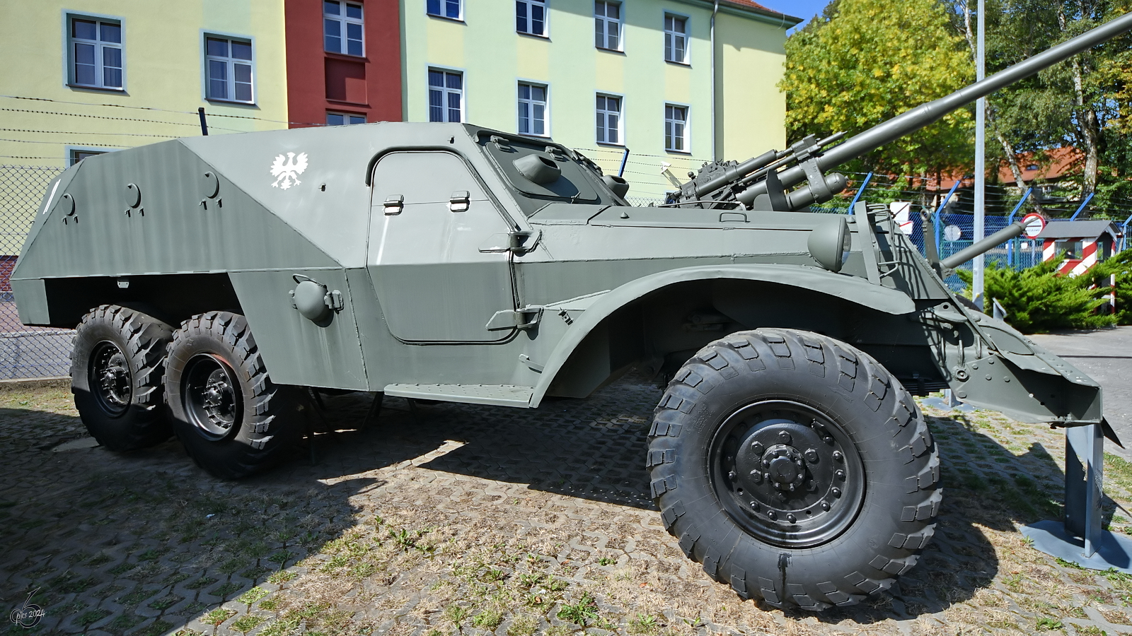 Der BTR-152 ist ein Schützenpanzerwagen sowjetischer Herkunft auf Basis des Fahrgestells des Lastwagens ZIS-151. (Museum für Luftverteidigung Koszalin (Köslin), September 2024)