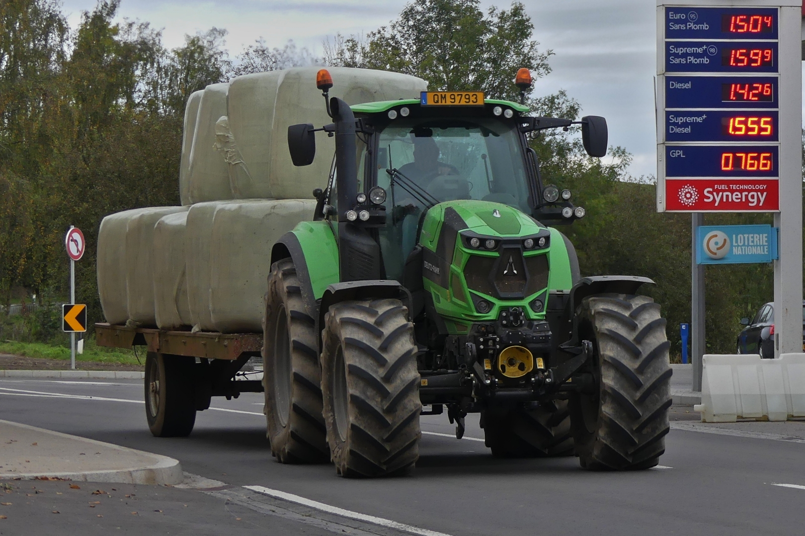 Deutz Fahr mit einem mit Rundballen beladenen Anhänger aufgenommen 14.10.2024