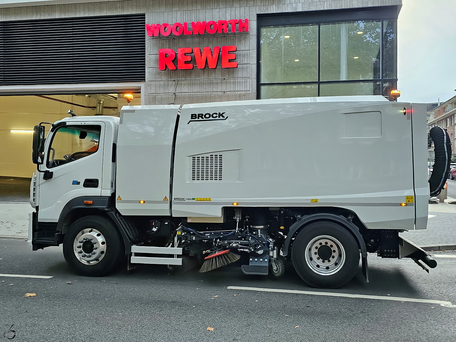 Die BROCK VS6 ist eine vollelektrische Kehrmaschine, welche seit neuestem in der Bochumer Innenstadt im Einsatz ist. (August 2024)