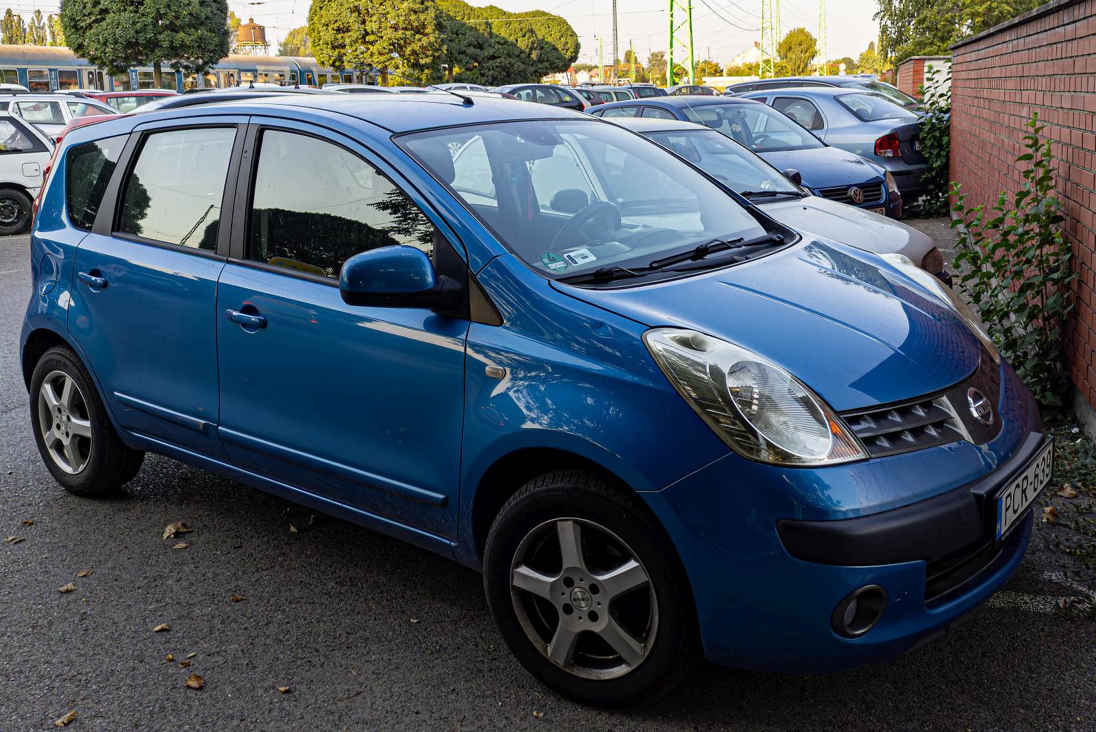 Diese Nissan Note in Intense Blue (Caspian Blue) habe ich in Juli, 2024 fotografiert.