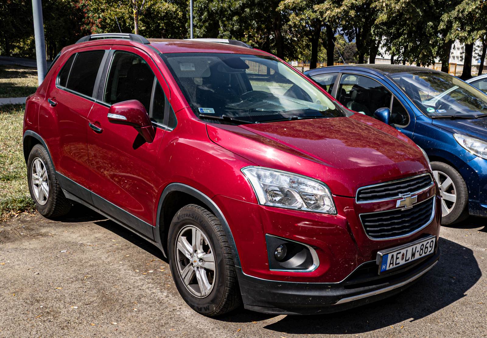 Diesen Chevrolet Trax (Farbe: Velvet Red) habe ich in August, 2024 fotografiert.