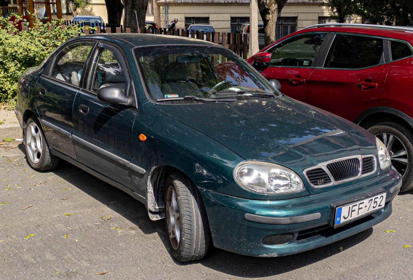 Diesen Daewoo Lanos Stufenheck (Farbe: Deep Bluish Green) habe ich in Mai, 2024 aufgenommen.