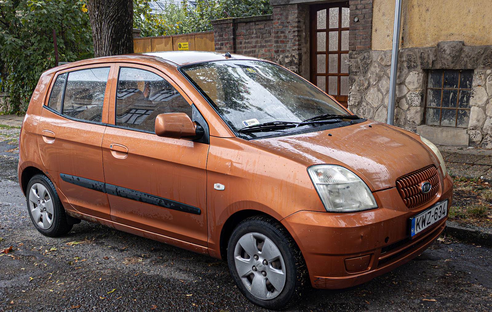 Diesen Kia Picanto Mk1 (Farbe: Orange) habe ich in 09.2024 fotografiert