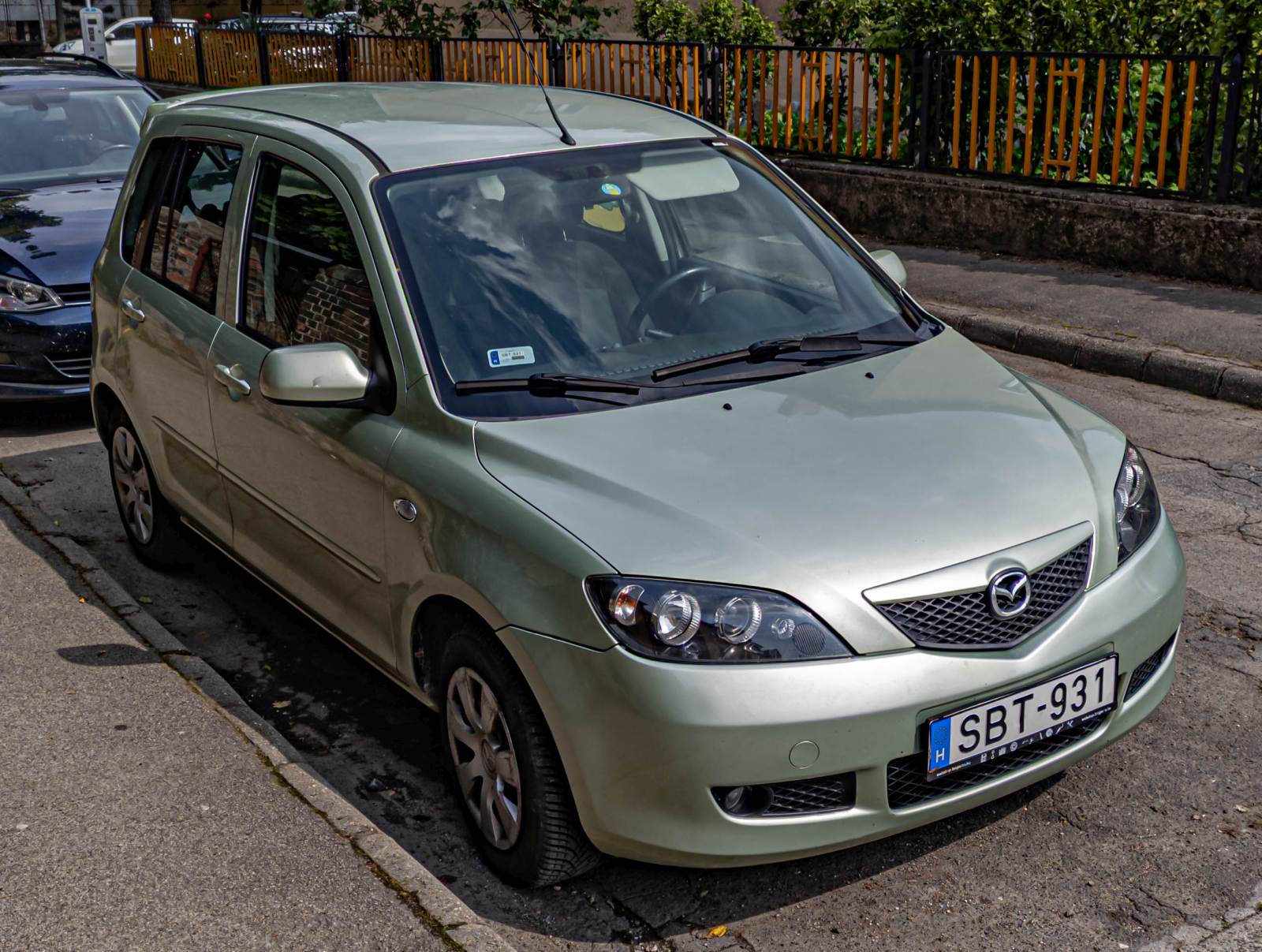 Diesen Mazda 2 Mk1 in der Farbe  Breeze , habe ich in 05.2024 gesehen.