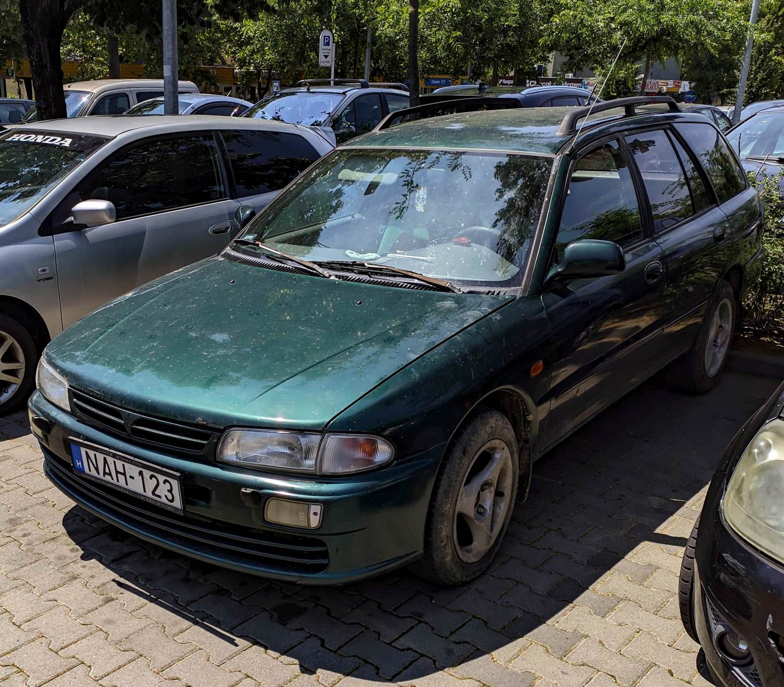 Diesen Mitsubishi Lancer Wagon in New Zealand Green (gebaut ab 1991) habe ich in Juni, 2024 fotografiert.