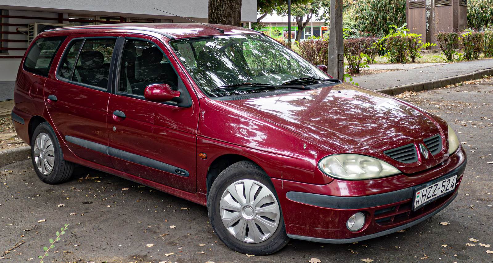 Diesen Renault Mégane Break (erste Generation, Farbe: Rouge Cerise) habe ich in 09.2024 aufgenommen.