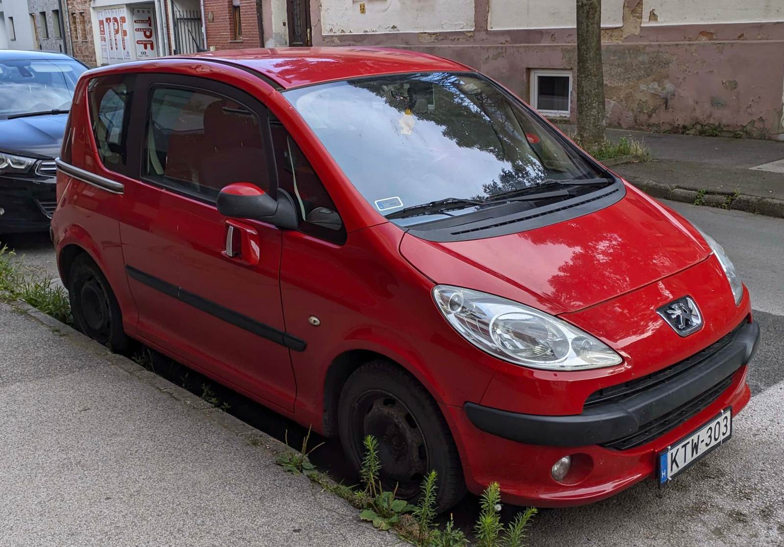 Diesen roter Peugeot 1007 habe ich in Juni, 2023 fotografiert.