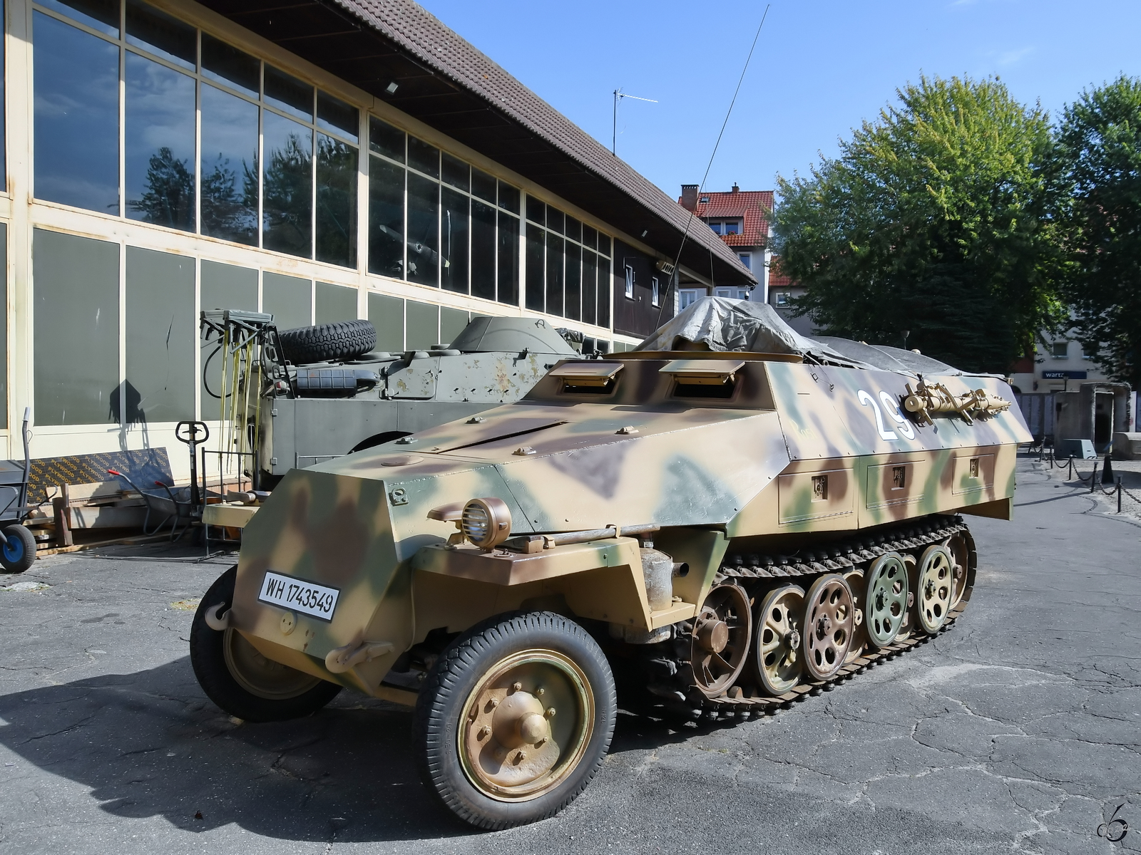 Dieser zumindest äußerlich gut restaurierte mittlere Schützenpanzerwagen Sd.Kfz.251 in der Ausführung D wurde auf den Namen  Rosi  getauft. (Waffenmuseum Kołobrzg (Kolberg), September 2024)