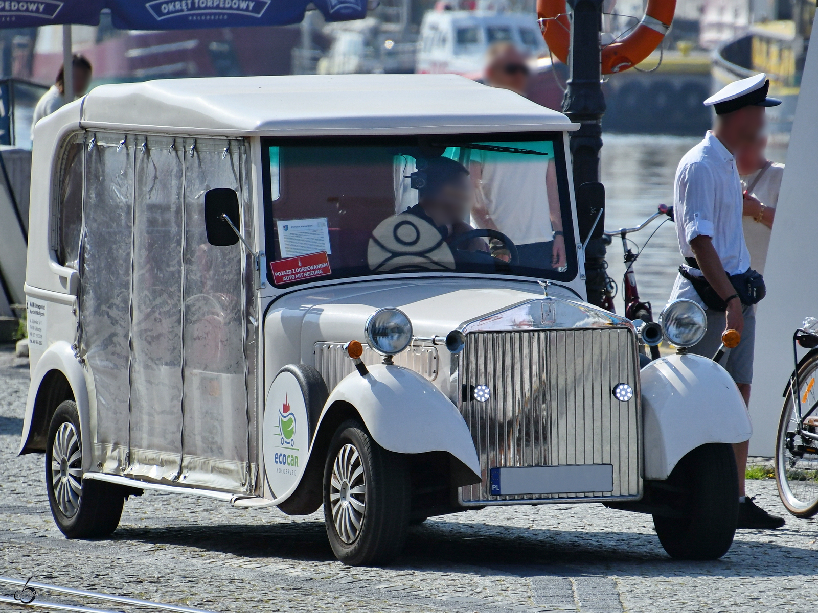 Dieses auf alt getrimmte Elektromobil war Anfang September 2024 am Hafen in Kołobrzeg (Kolberg) zu sehen.