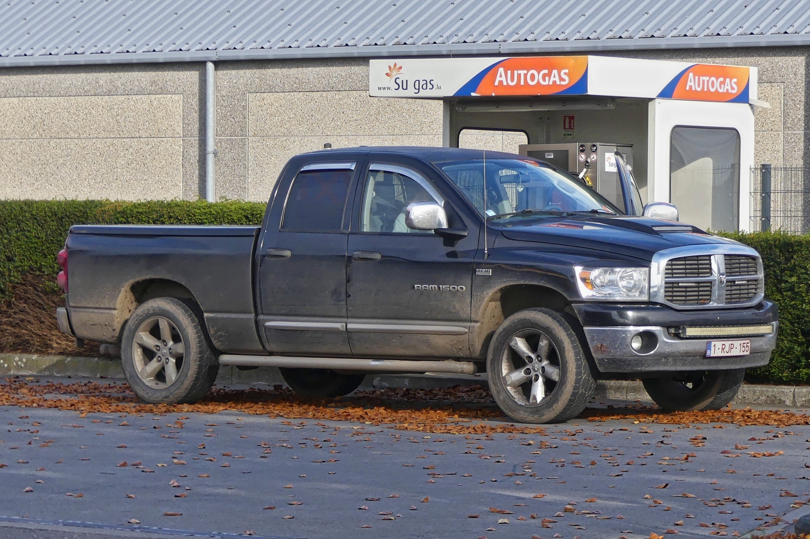 Dodge Ram 1500, stand an einer Tankstelle. 10.2024