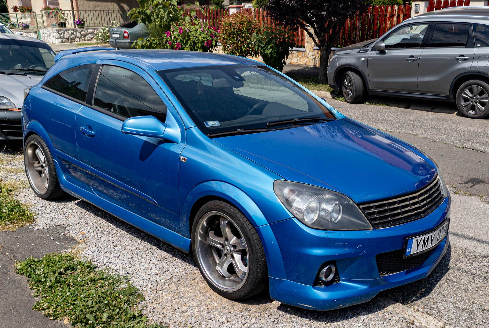 Dreitürer Opel Astra H GTC in  Arden Blue  . Foto: Juli, 2024.