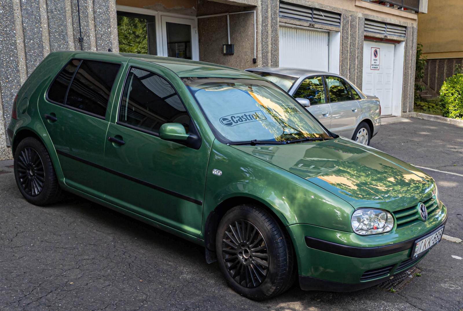 Dreitürer VW Golf IV in Hellgrün (etweder Eucalyptusgrün oder Cosmic Grün). Foto: Juni, 2024.