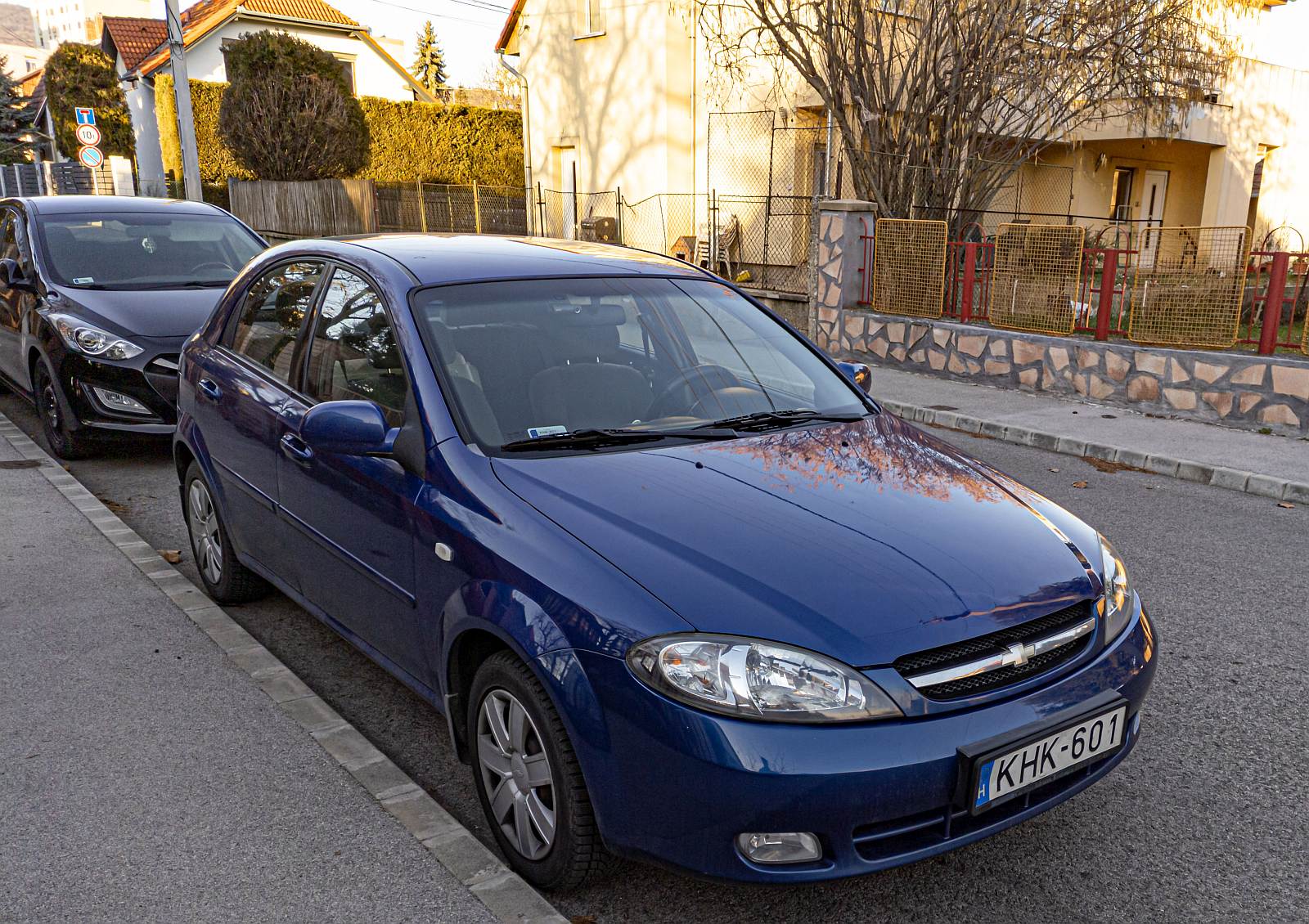 Dunkelbaluer Chevrolet Lacetti. Foto: Februar, 2022.