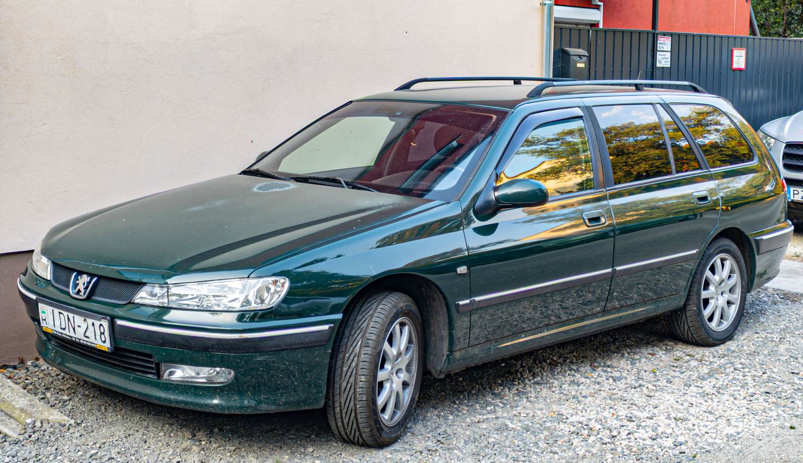 Dunkelgrüner Peugeot 406 SW (Facelift). Die Aufnahme stammt von August, 2024.