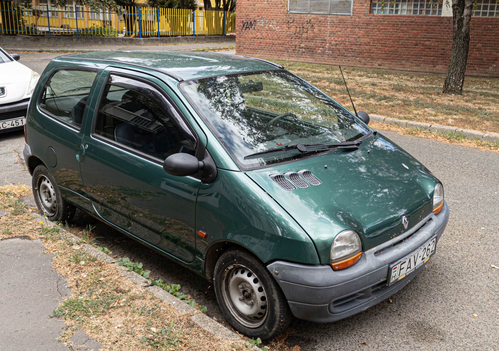 Dunkelgrüner Renault Twingo aus der ersten Generation. Foto: 09.2024.