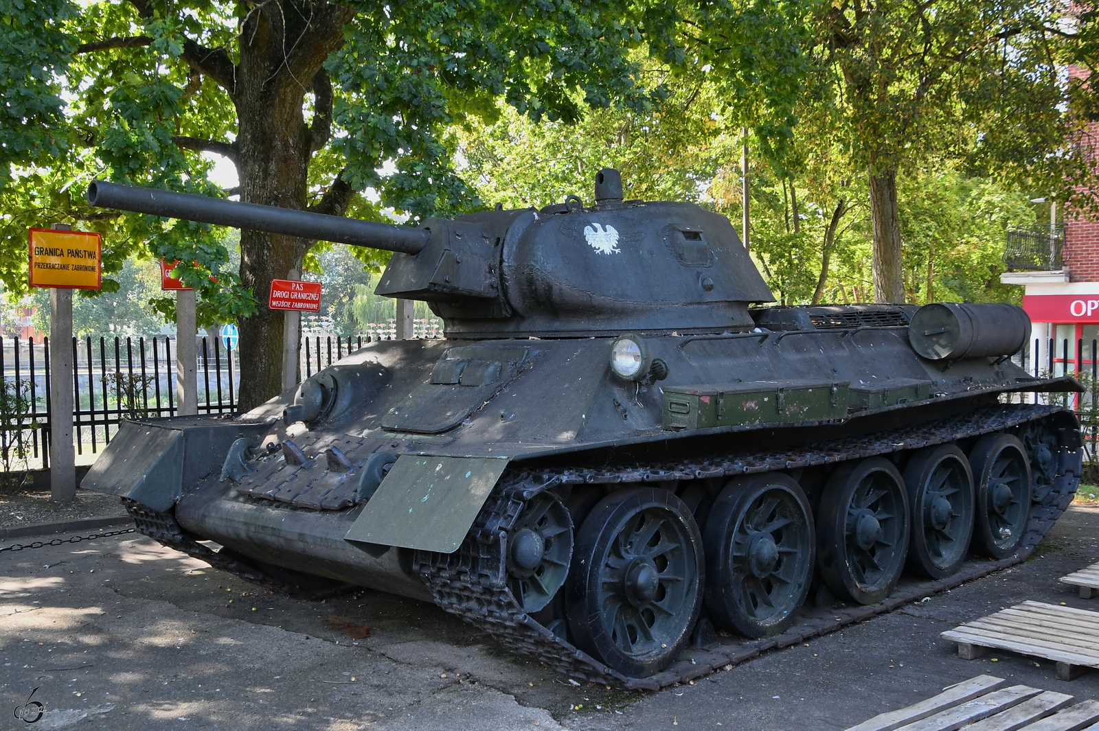 Ein Exemplar des sowjetischen mittleren Panzers T-34/76 war Anfang September 2024 im Waffenmuseum Kołobrzg (Kolberg) ausgestellt.