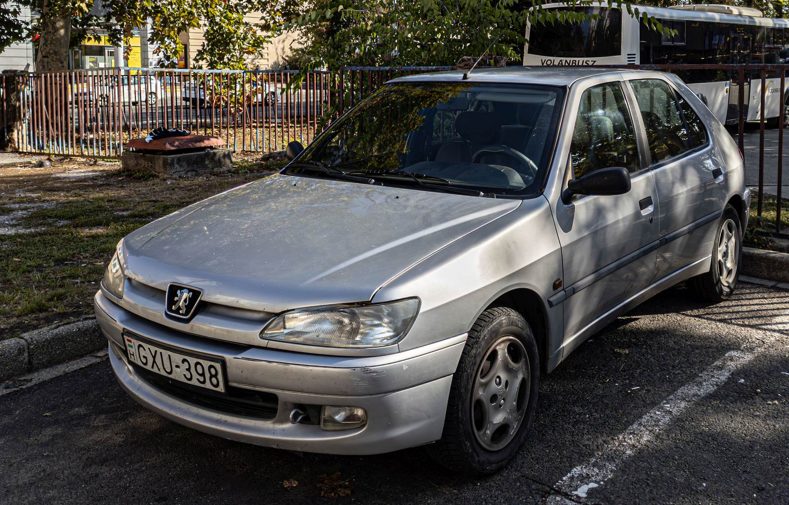 Ein schöner Peuogeot 306 schrägheck in Silber. Foto: September 2024.