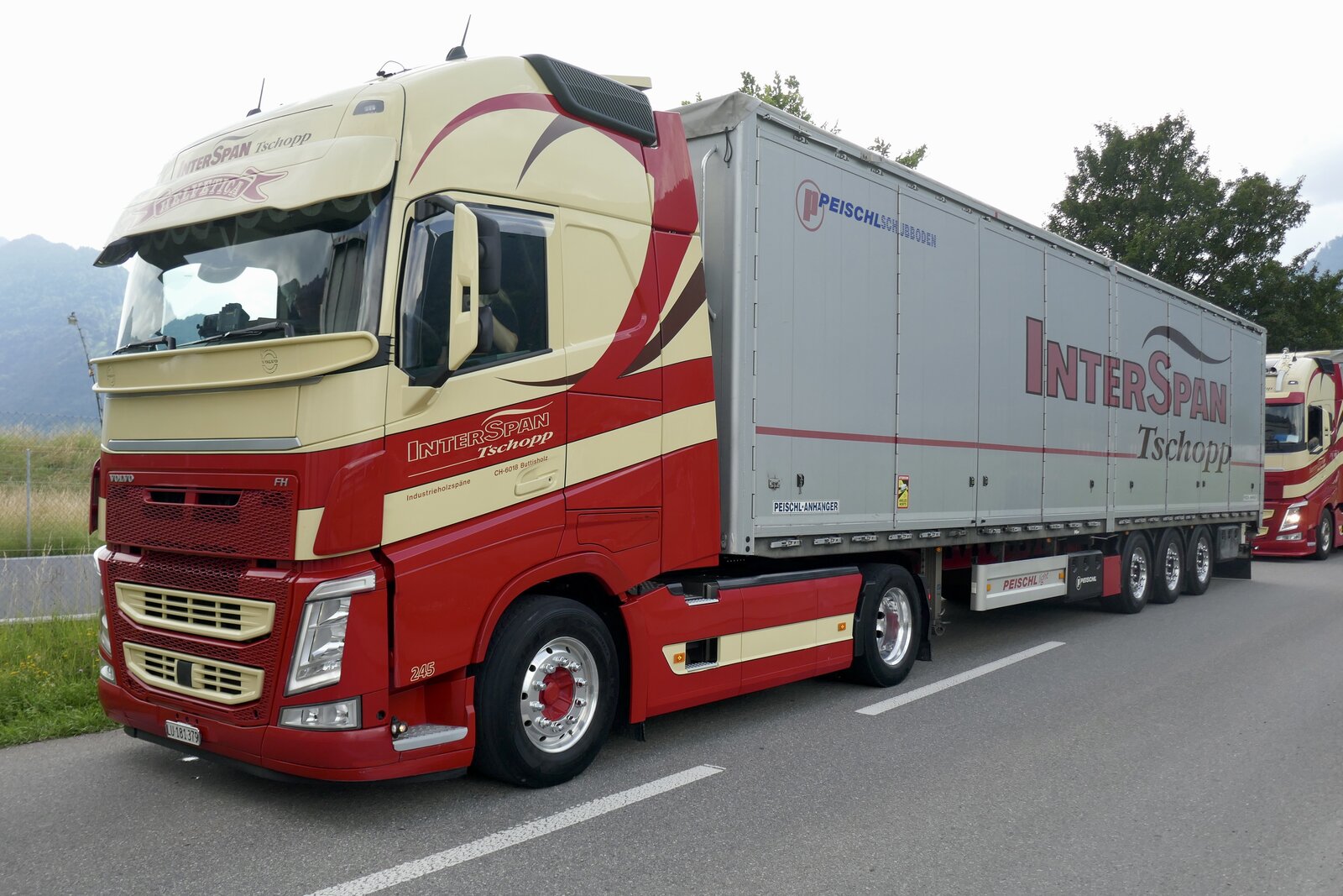 Ein Volvo FH Sattelzug von Interspan der am 28.6.24 vor dem Trucker Festival steht in Bönigen.