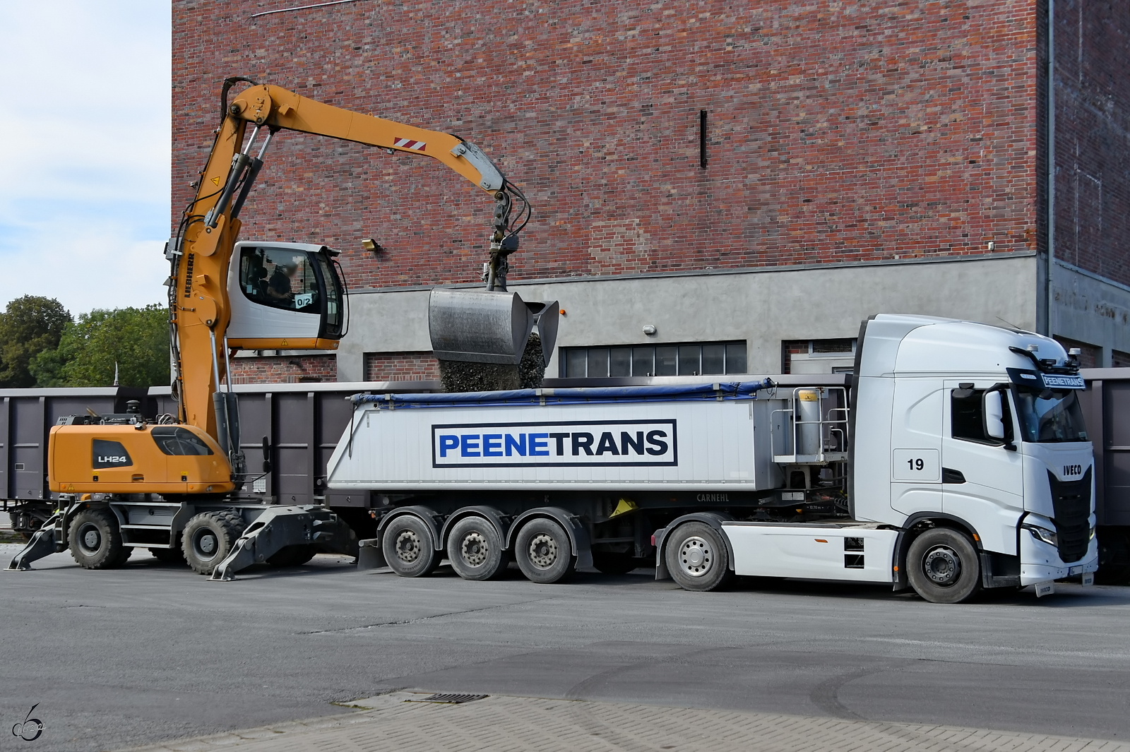 Entladung eines Schotterzuges im Anklamer Stadthafen. Hier wird gerade ein Iveco S-Way von Peenetrans beladen. (September 2024)