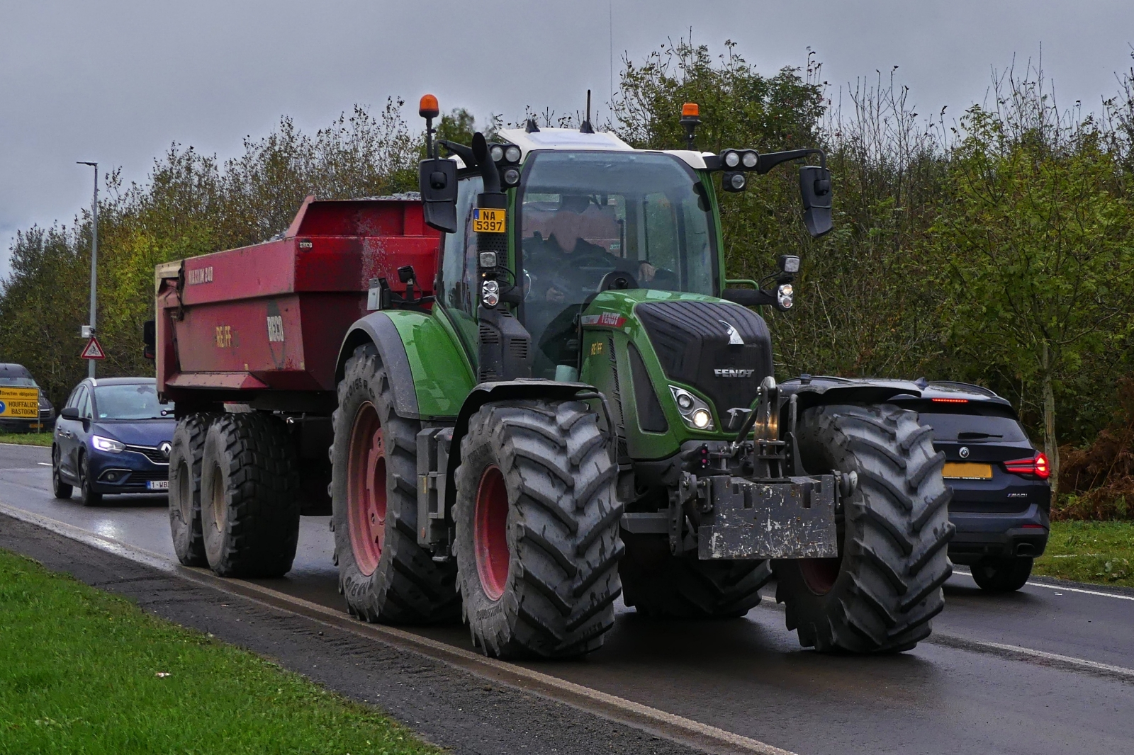 Fend Traktor mit Doppelachsigem Anhnger unterwegs. 10.2024