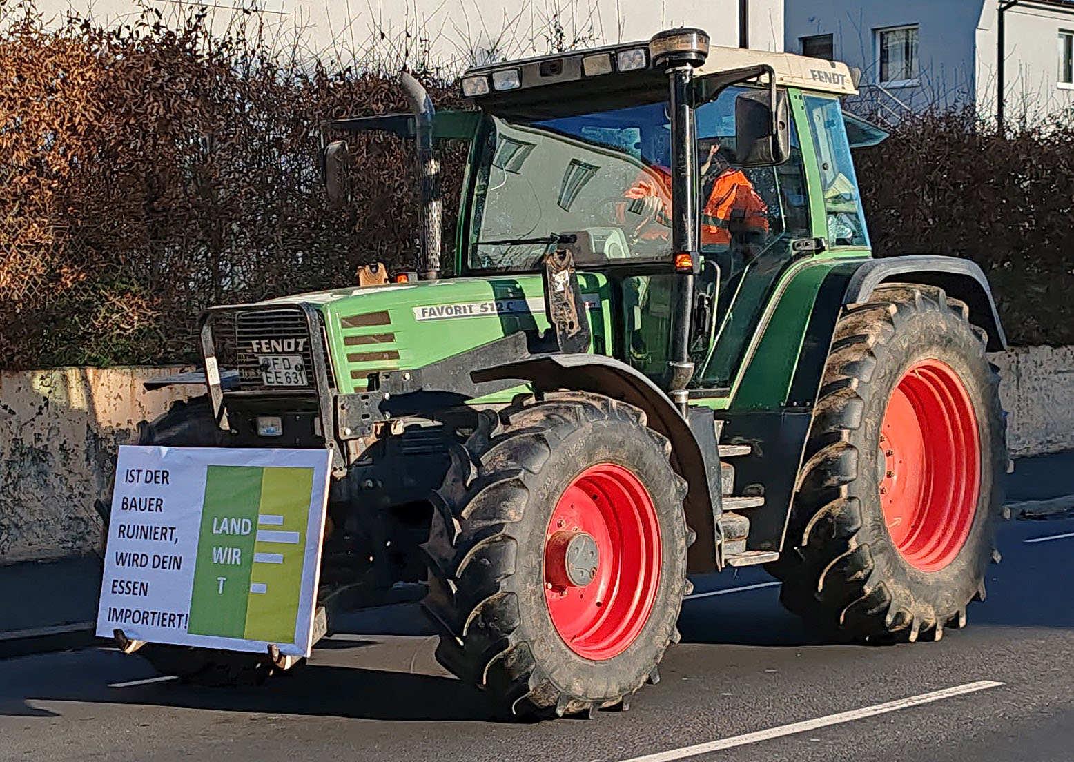 =Fendt Favorit 512 C ist unterwegs in Fulda bei einer der vielen bundesweiten Bauerndemos im Januar 2024