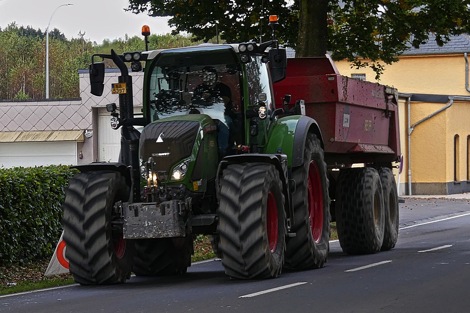 Fendt Traktor mit Doppelachsigem Kipphänger, fährt mir am 14.10.2024 vor die Linse.