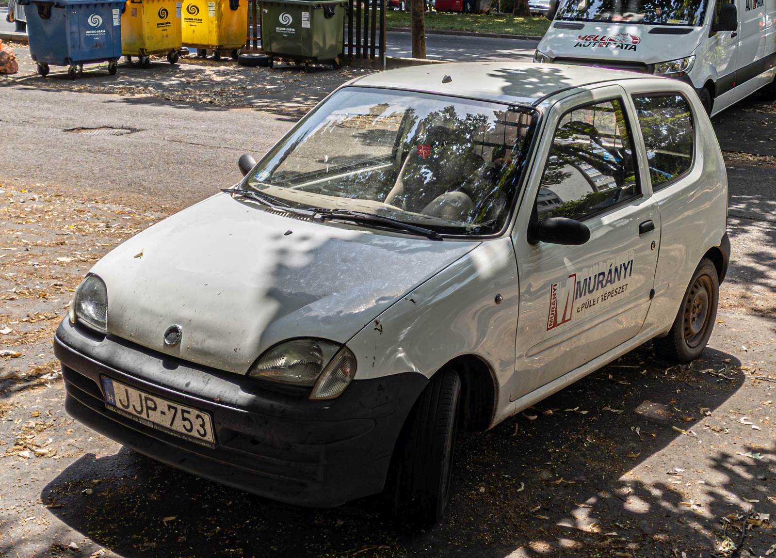 Fiat Seicento, FIrmenwagen eines sich mit Gebäudetechnik beschäftigende Firma. Foto: Juli, 2024.