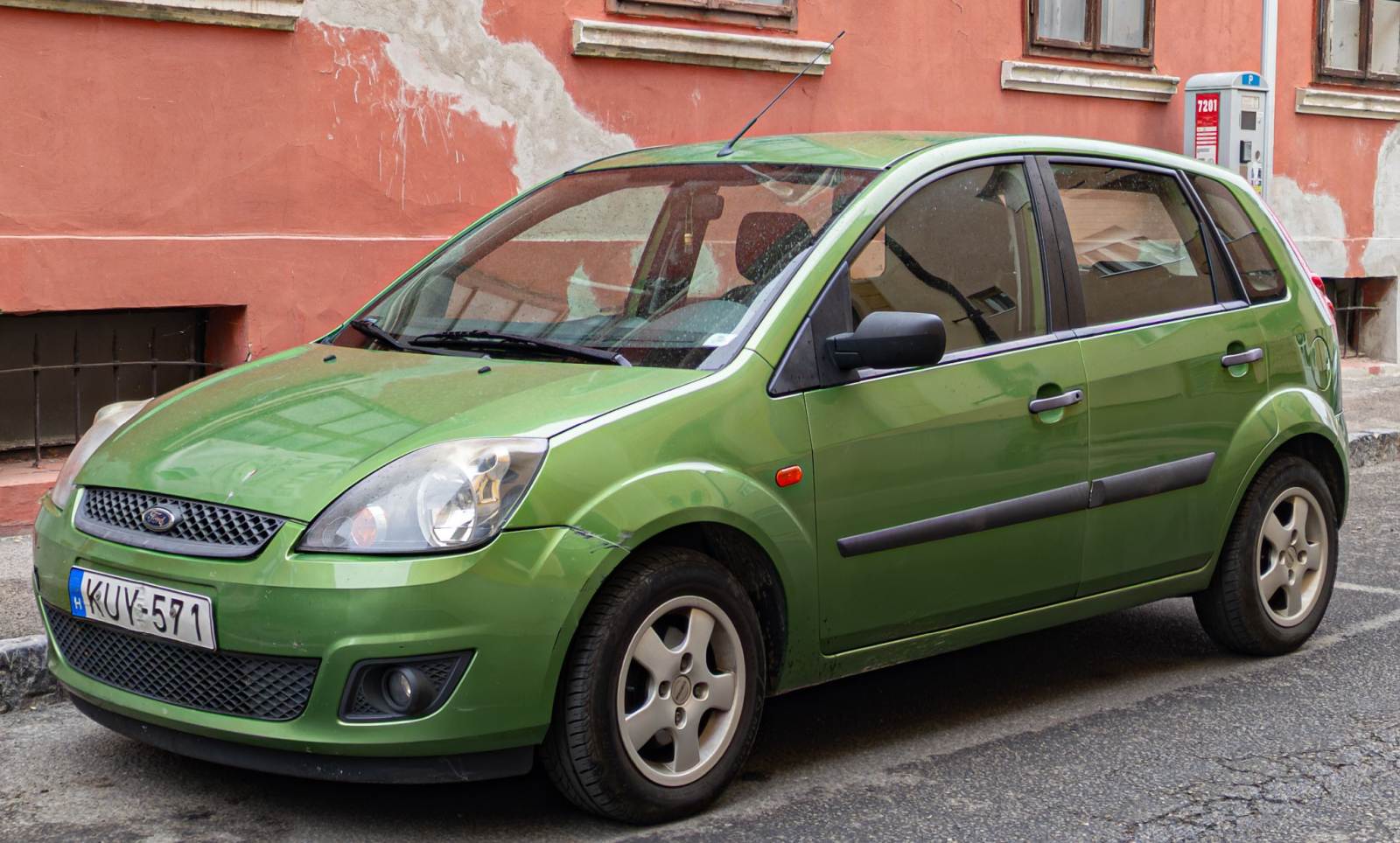 Ford Fiesta Mk5 in der Farbe  Apple Green  (Apfelgrün). Foto: September, 2024.