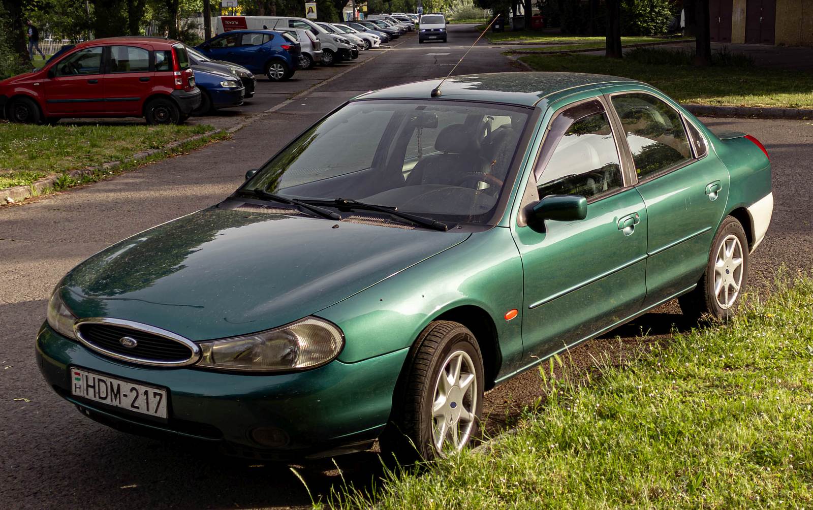 Ford Mondeo Mk2 (erste Generation Facelift) in der Farbe Pacific Green. Foto: Juni, 2024.