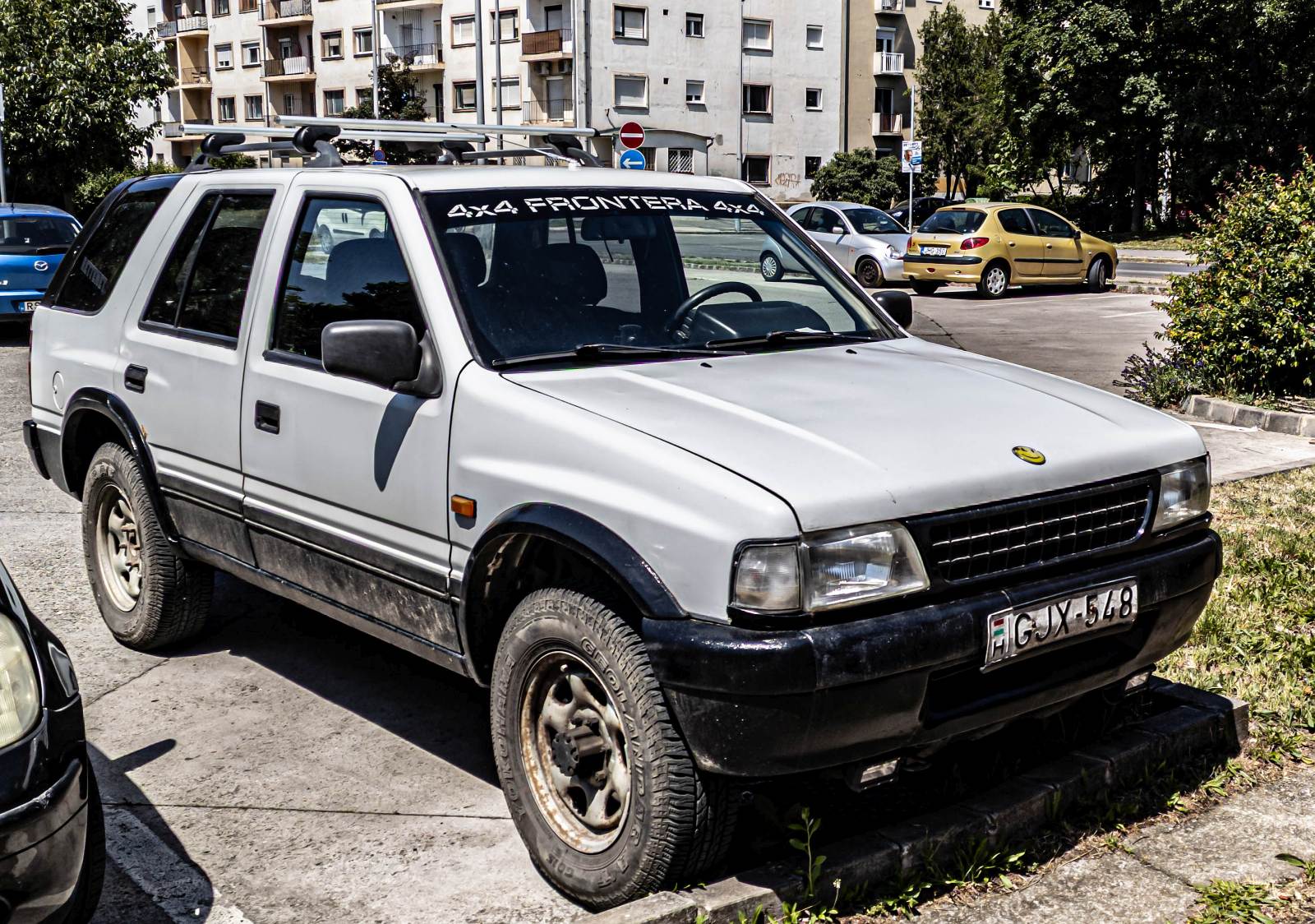 Fünftürer Opel Frontera Mk1 Soft Top. Foto: Mai, 2024.