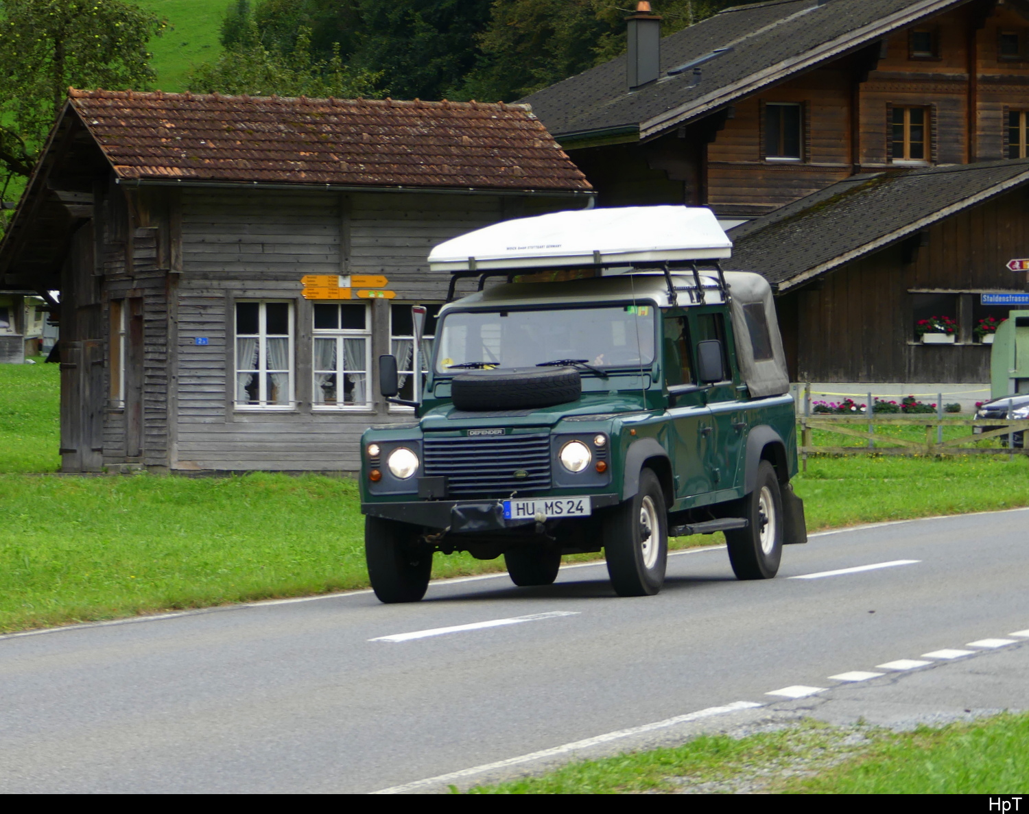 Grüner Land Rover Devender unterwegs bei Wyler-Innertkirchen am 2024.09.08