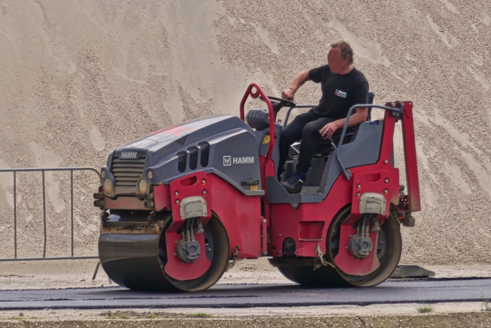 Hamm Tandemwalze gesehen beim festfahren vom Asphalt. 07.2024