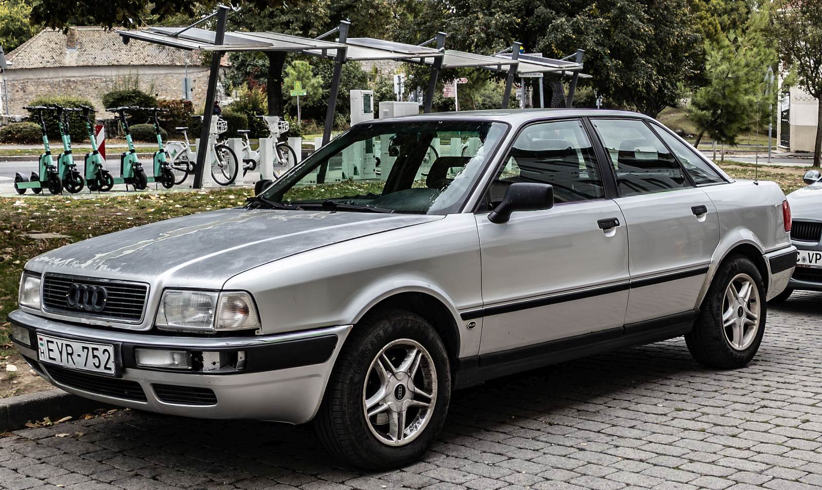 Hier ist ein Audi 80 B4 zu sehen. Die Aufnahme stammt von September, 2024.