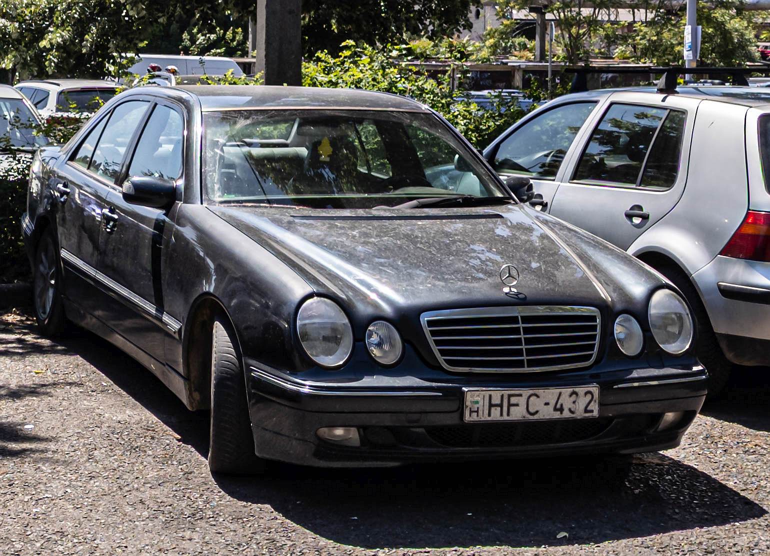 Hier ist ein ca 24 Jahre alte Mercedes-Benz E-Klasse W210 zu sehen. Foto: 05.2024