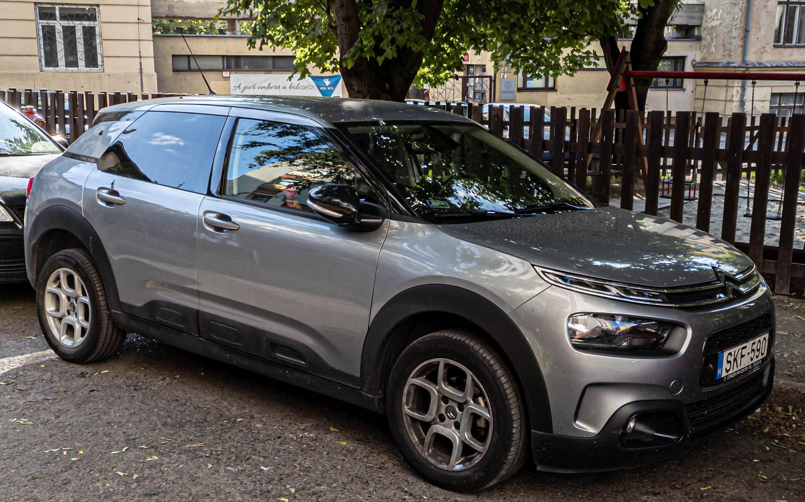 Hier ist ein Citroen C4 Cactus (post-Facelift) zu sehen. Die Leichtmetallfelgen mit eckigem Design finde ich echt kreativ. Die Aufnahme stammt von Mai, 2024.