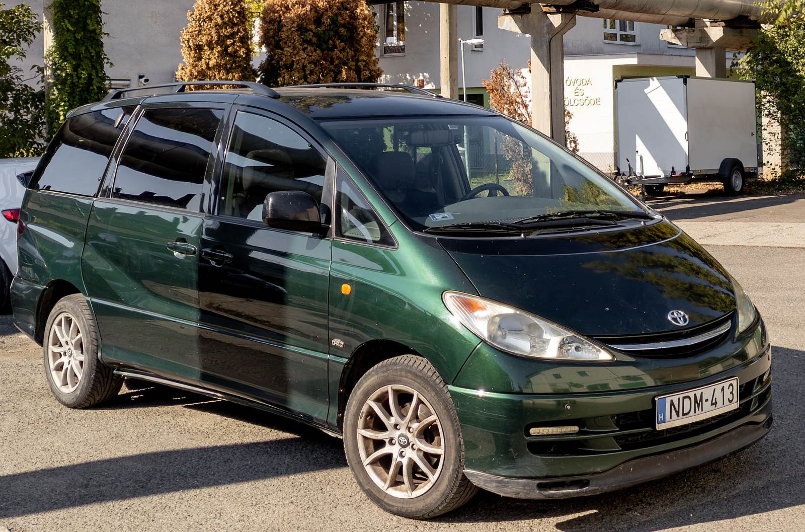 Hier ist ein dunkelgrüner Toyota Previa Mk2 zu sehen. Die Aufnahme stammt von September, 2024