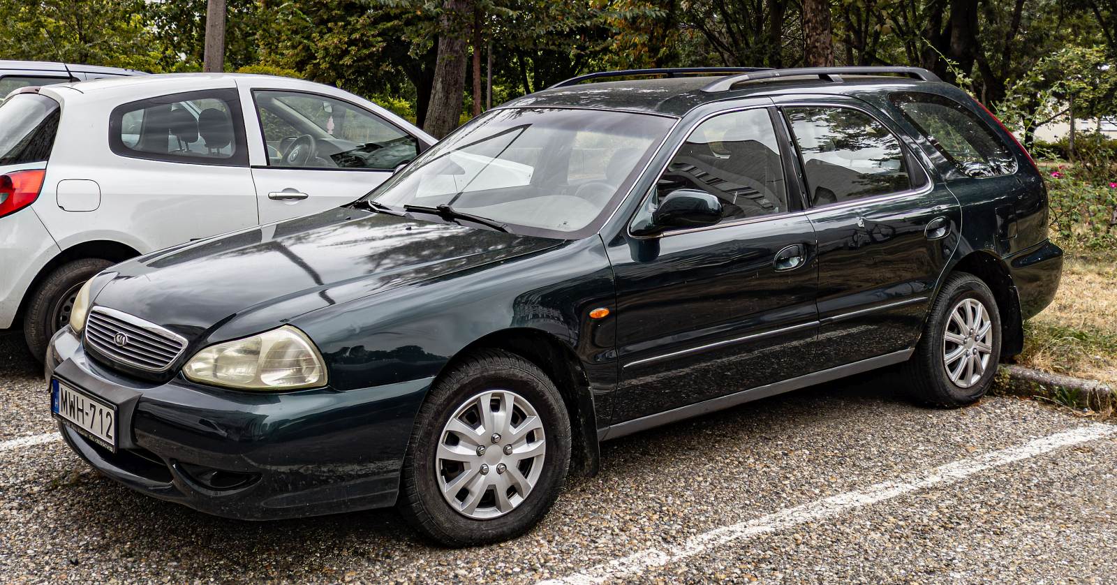 Hier ist ein Kia Clarus Station Wagon zu sehen. Die Aufnahme stammt von September, 2024.