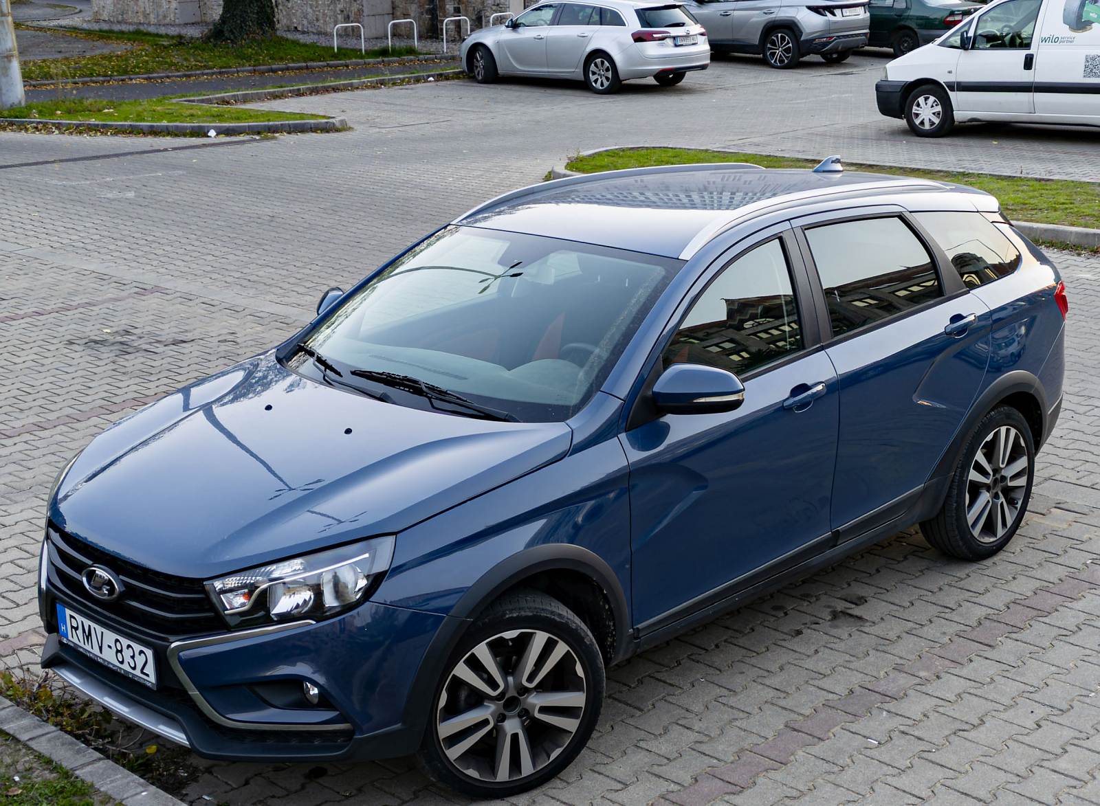 Hier ist ein Lada Vesta SW Cross zu sehen. Das Auto habe ich in Oktober, 2024 fotografiert.