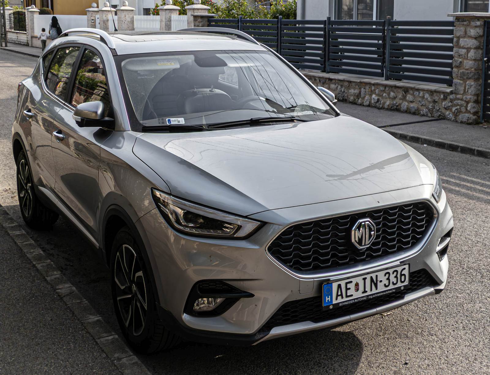 Hier ist ein MG ZS SUV zu sehen. Die ehemalige Britische Marke  MG  (Morris Garage) gehört aktuell zu einer Chinäsischen Firma. Aufnahme: Mai, 2024.