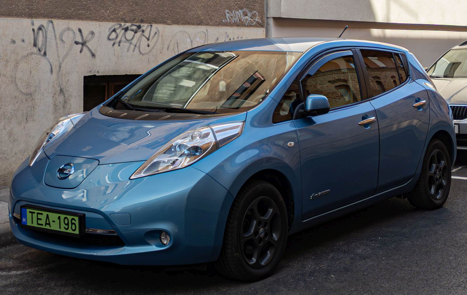 Hier ist ein Nissan Leaf in derFarbe O cean Blue  zu sehen. Das Auto habe ich in Oktober, 2024 fotografiert.