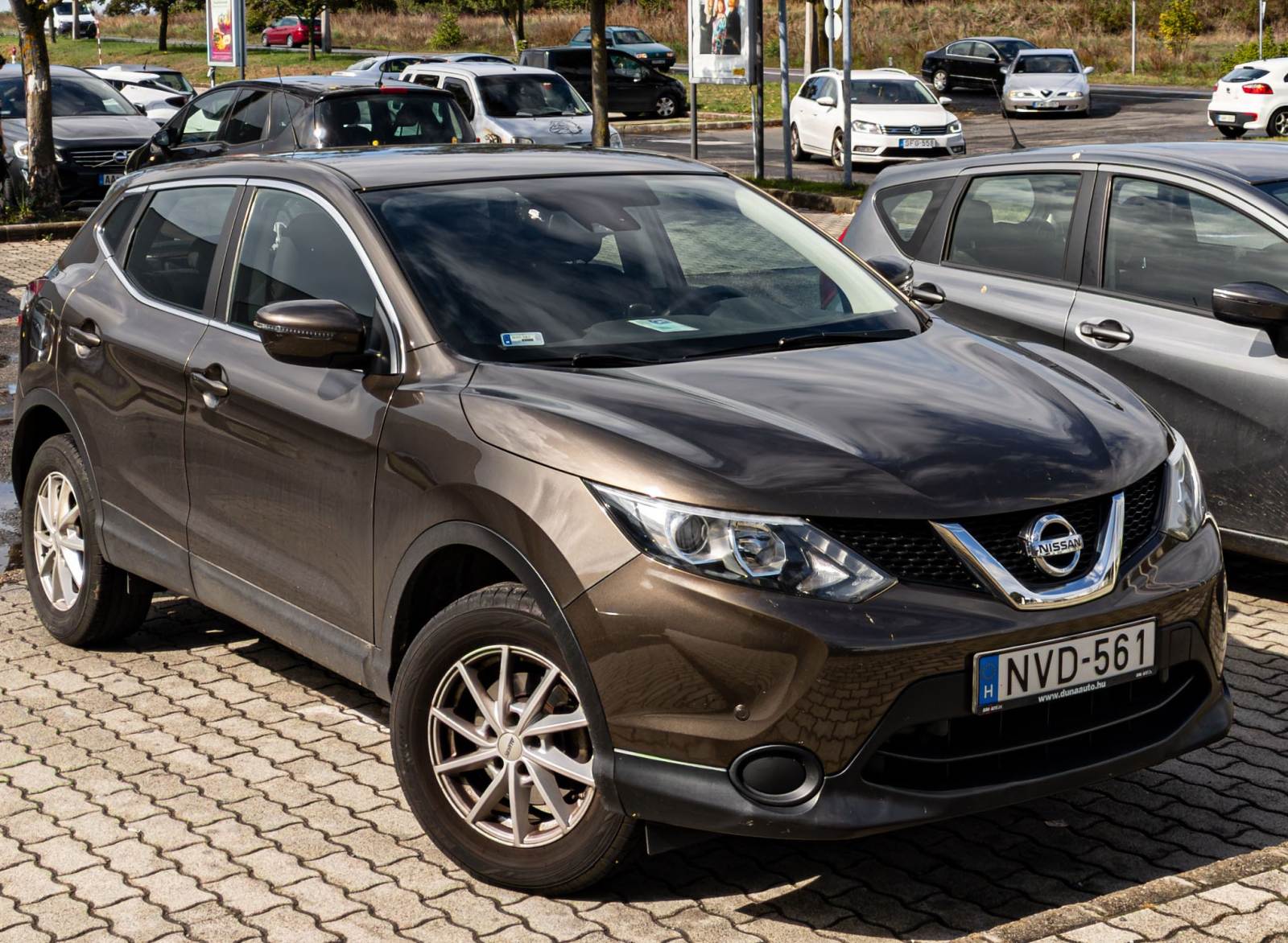 Hier ist ein NIssan Qashqai in der Farbe Bronze zu sehen. Die Aufnahme stammt von September, 2024